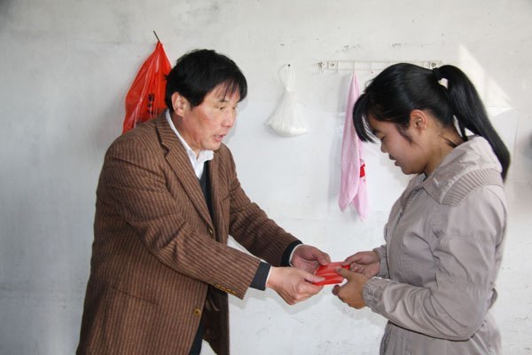 皖西學院領導親切看望慰問困難學生