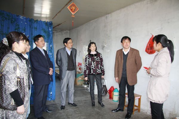 皖西學院領導親切看望慰問困難學生