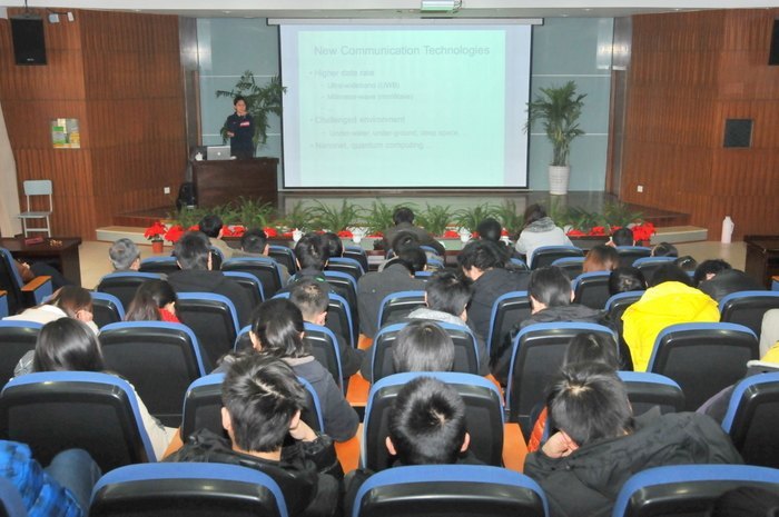 維多利亞大學終身教授蔡霖來校做學術報告