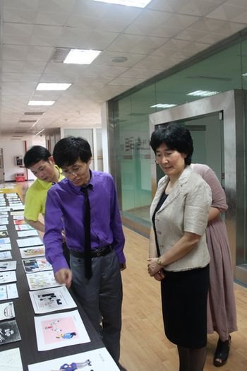 美術系舉辦廉政漫畫比賽   李韶春副書記蒞臨參觀指導