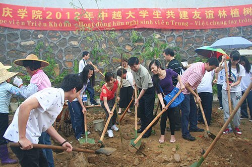 越南留學(xué)生與肇慶學(xué)院學(xué)子共植友誼林 締結(jié)中越友好情誼