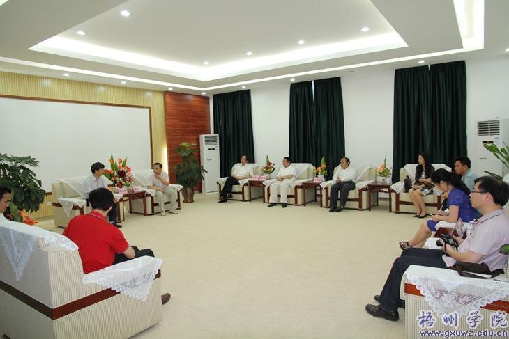 賀州學院解慶林院長一行到梧州學院參觀考察