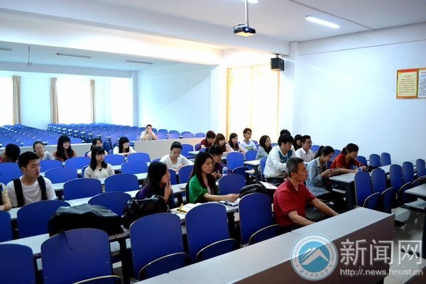 湘潭廣電白楊老師為湖南科技大學主持人大賽選手培訓