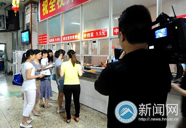 多家媒體采訪湖南科技大學(xué)“最牛考研寢室” 挖掘花開背后的故事