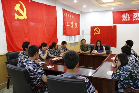 工學院軍訓臨時黨支部重溫雷鋒日記