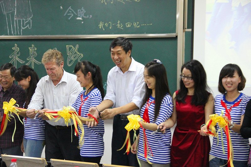 人文學院舉行畢業(yè)典禮暨校友會成立儀式人文學院迎來首批榮譽校友,校友會的成立也促進了校友們與母校的交流