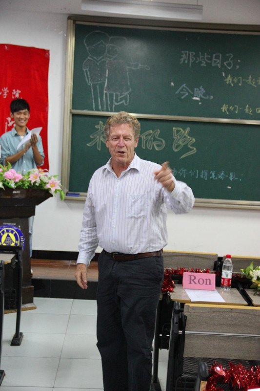 人文學院舉行畢業(yè)典禮暨校友會成立儀式人文學院迎來首批榮譽校友,校友會的成立也促進了校友們與母校的交流