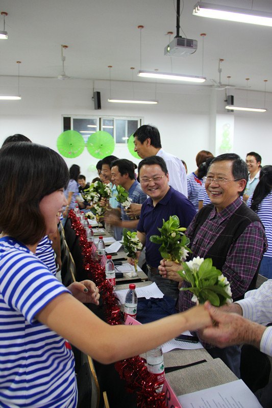 人文學院舉行畢業(yè)典禮暨校友會成立儀式人文學院迎來首批榮譽校友,校友會的成立也促進了校友們與母校的交流