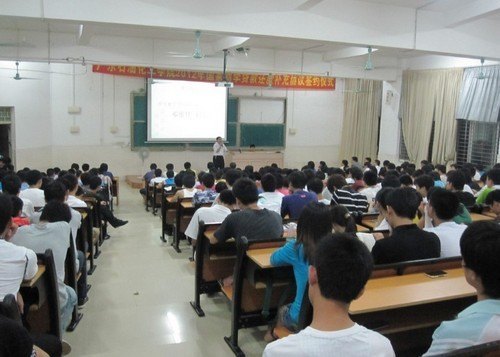 學校與1013名欠貸畢業(yè)生簽訂還款補充協(xié)議