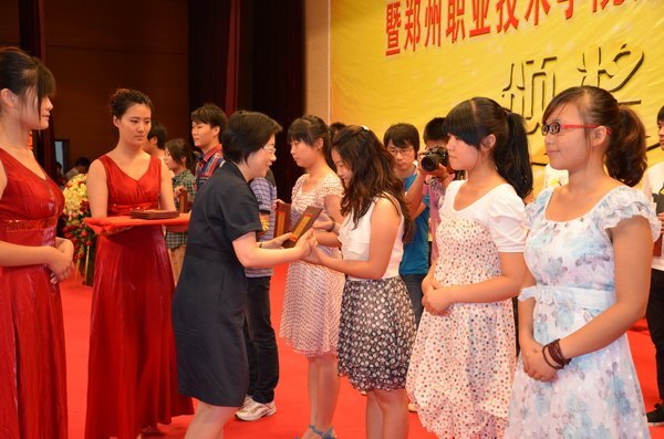 鄭州市政協委員“走基層  進校園  送文化”活動暨鄭州職業技術學院第七屆科技文化藝術節頒獎典禮隆重舉行