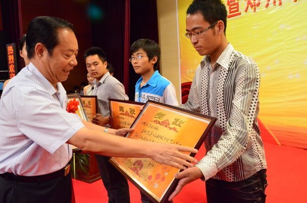 鄭州市政協委員“走基層  進校園  送文化”活動暨鄭州職業技術學院第七屆科技文化藝術節頒獎典禮隆重舉行