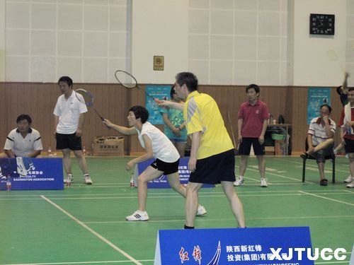 西安交通大學城市學院工會組織教工參加2012年“紅峰杯”交大教工羽毛球比賽