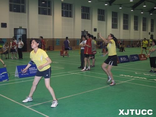 西安交通大學城市學院工會組織教工參加2012年“紅峰杯”交大教工羽毛球比賽