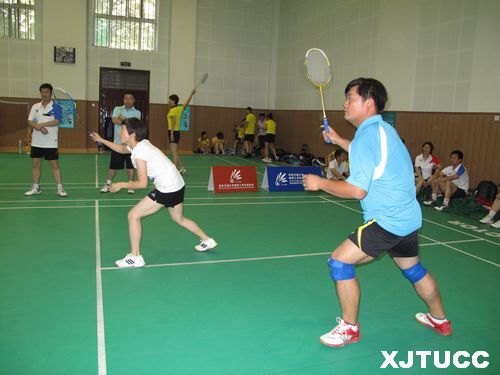 西安交通大學城市學院工會組織教工參加2012年“紅峰杯”交大教工羽毛球比賽