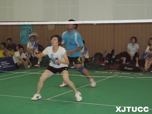 西安交通大學城市學院工會組織教工參加2012年“紅峰杯”交大教工羽毛球比賽