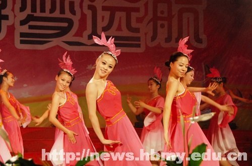 榮耀年華 尋夢遠航----學校舉行歡送2012屆畢業生晚會