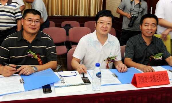 三明學(xué)院代表參加三明市項(xiàng)目簽約儀式