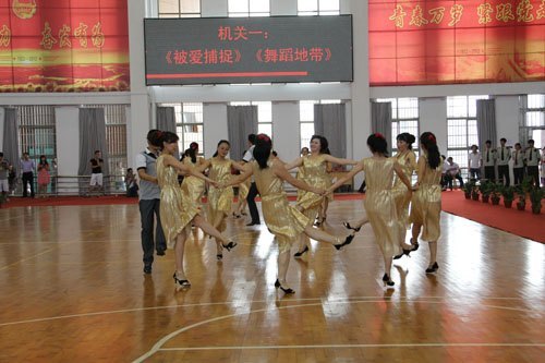 景德鎮陶瓷學院舉行“舞動校園,展示教工風采”排舞比賽