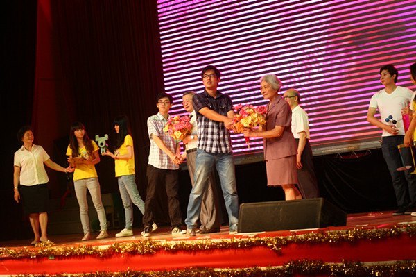 武漢工程大學隆重舉行歡送2012屆畢業生文藝晚會