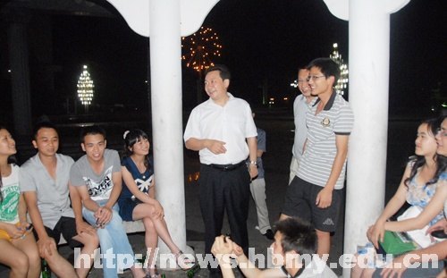 湖北民族學院2012屆五千余名畢業生今起踏上新征程