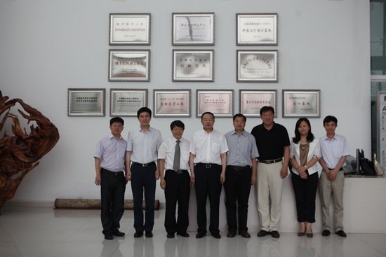 教育部雷朝滋副司長視察超聲醫(yī)療國家工程研究中心