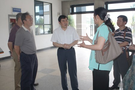 高文兵書記調研新校區教學樓空調安裝和教室管理工作