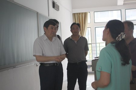 高文兵書記調研新校區教學樓空調安裝和教室管理工作