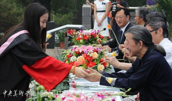 2012屆畢業(yè)典禮隆重舉行 在未來的天地中活出中央美術(shù)學(xué)院人的精彩