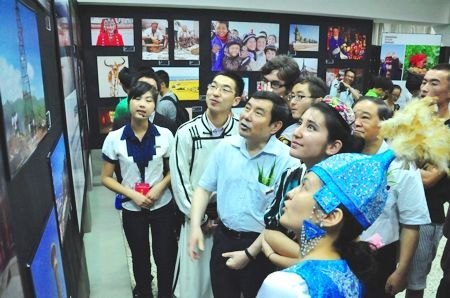 “魅力新疆”攝影展:一扇展示獨特故事的窗戶