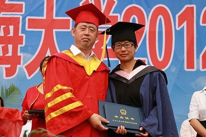 渤海大學2012屆學生畢業(yè)典禮隆重舉行