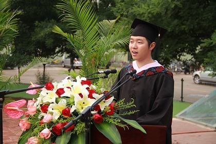 渤海大學2012屆學生畢業(yè)典禮隆重舉行