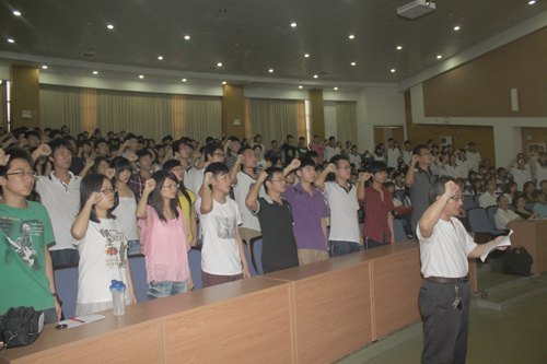 數(shù)學學院:迎七一 宣誓言 表決心 獎先進 弘正氣