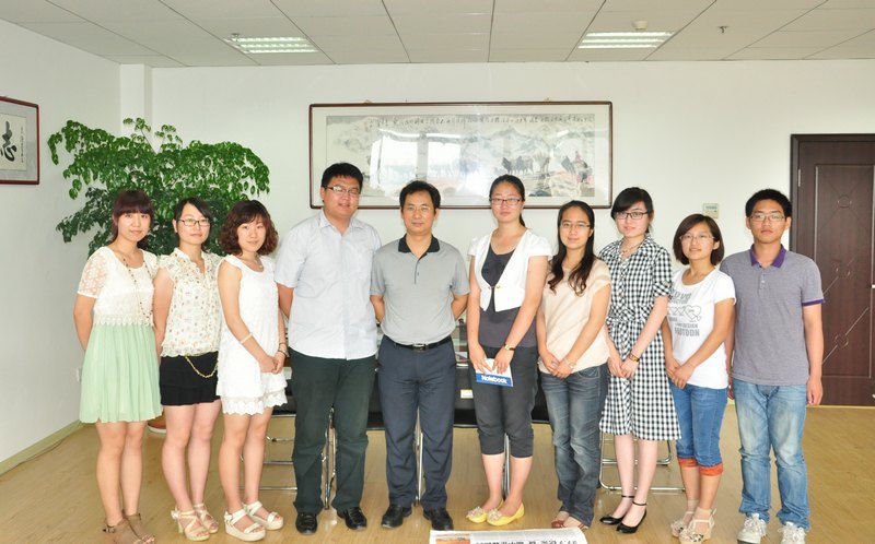 院長(zhǎng)與學(xué)生助理親密交談