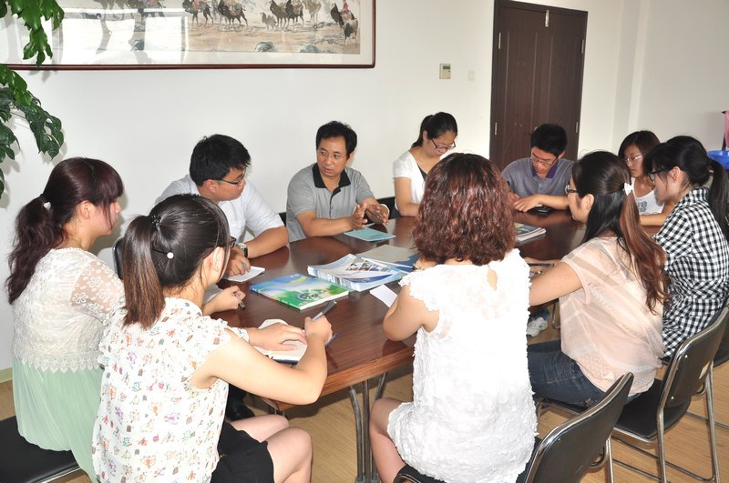 院長(zhǎng)與學(xué)生助理親密交談