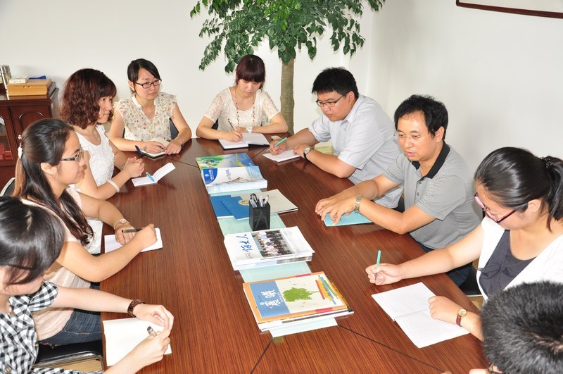 院長(zhǎng)與學(xué)生助理親密交談