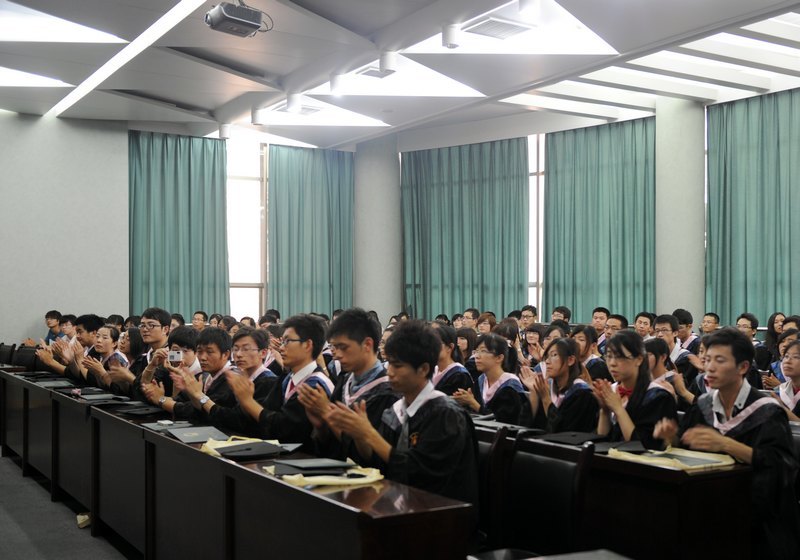 經(jīng)濟(jì)與管理系舉行首屆本科生畢業(yè)典禮