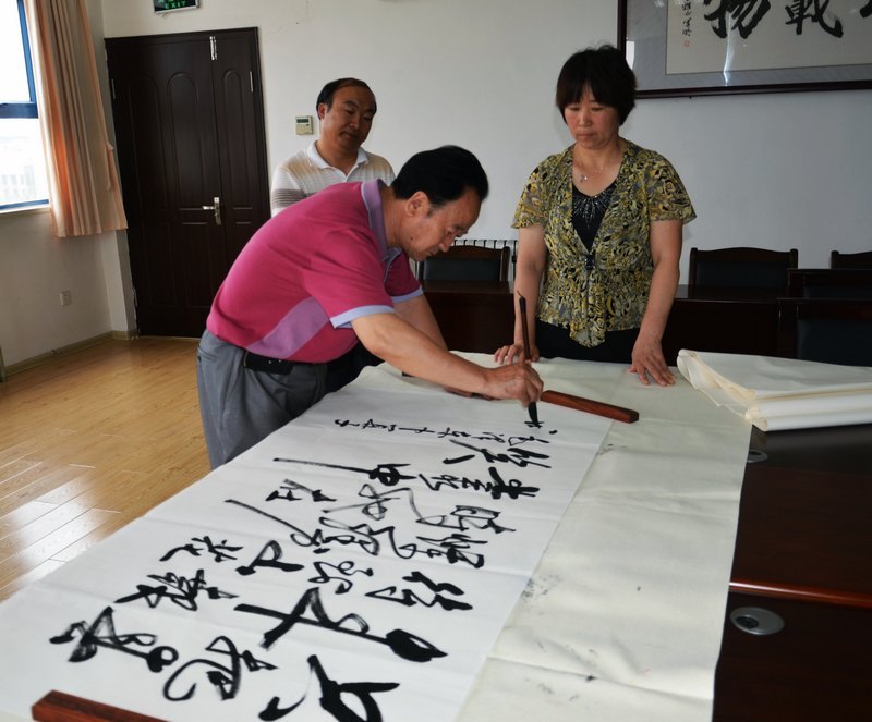 煙臺大學文經學院聘請書法家舒榮先為客座教授