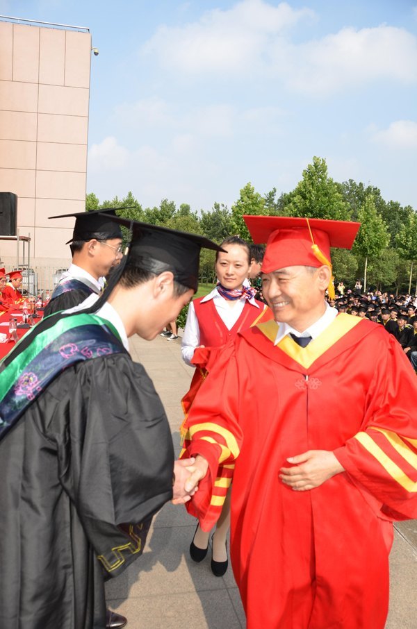 濰坊學(xué)院2012屆畢業(yè)典禮隆重舉行