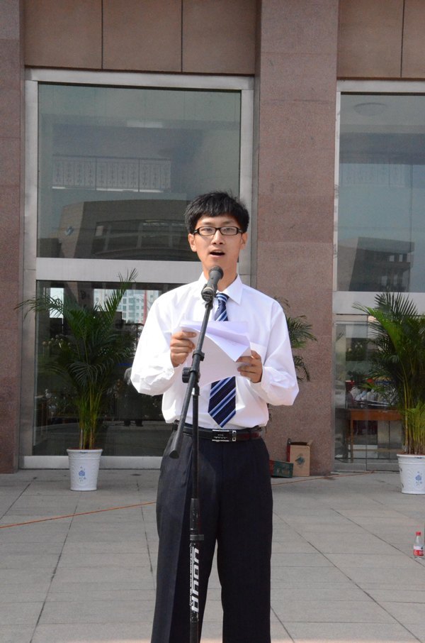 濰坊學(xué)院2012屆畢業(yè)典禮隆重舉行