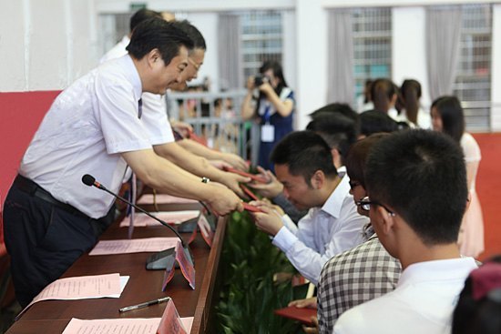 景德鎮(zhèn)陶瓷學(xué)院隆重舉行2012屆畢業(yè)典禮