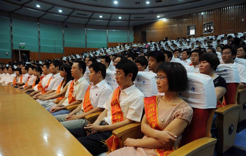 步乃章為黨員干部上黨課