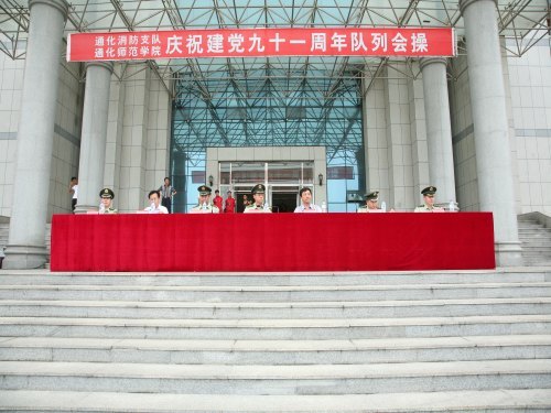 威武之師入校園