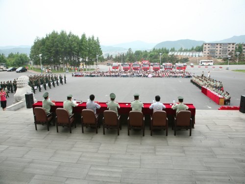 威武之師入校園