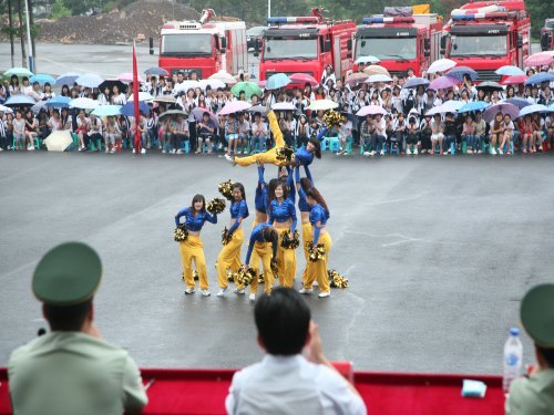 威武之師入校園