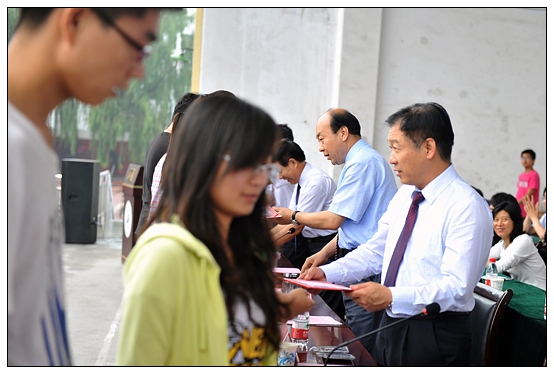 晉中學(xué)院隆重舉行2012屆本專(zhuān)科學(xué)生畢業(yè)典禮