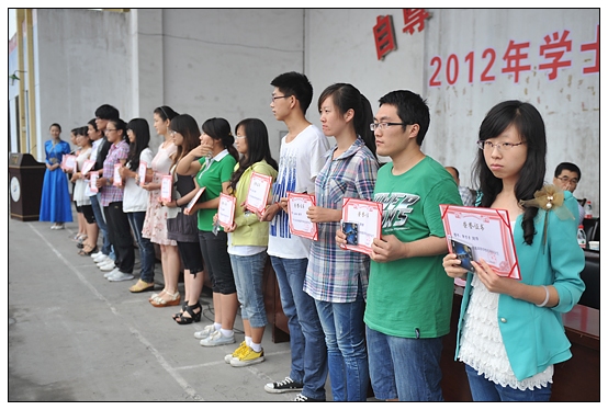 晉中學(xué)院隆重舉行2012屆本專(zhuān)科學(xué)生畢業(yè)典禮