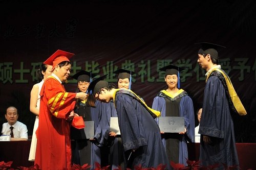 湖北工業大學2012屆碩士研究生畢業典禮隆重舉行