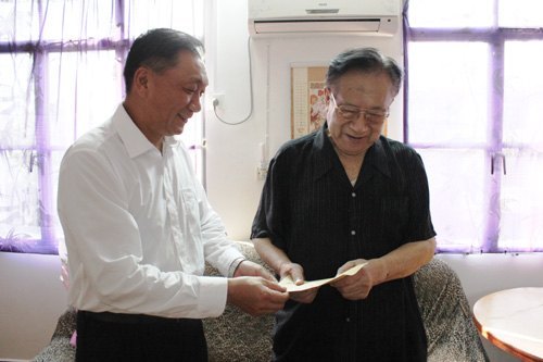 校黨委領(lǐng)導看望慰問老黨員