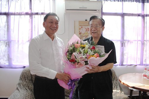 校黨委領(lǐng)導看望慰問老黨員