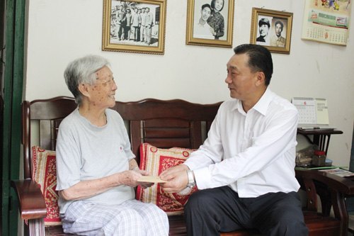 校黨委領(lǐng)導看望慰問老黨員